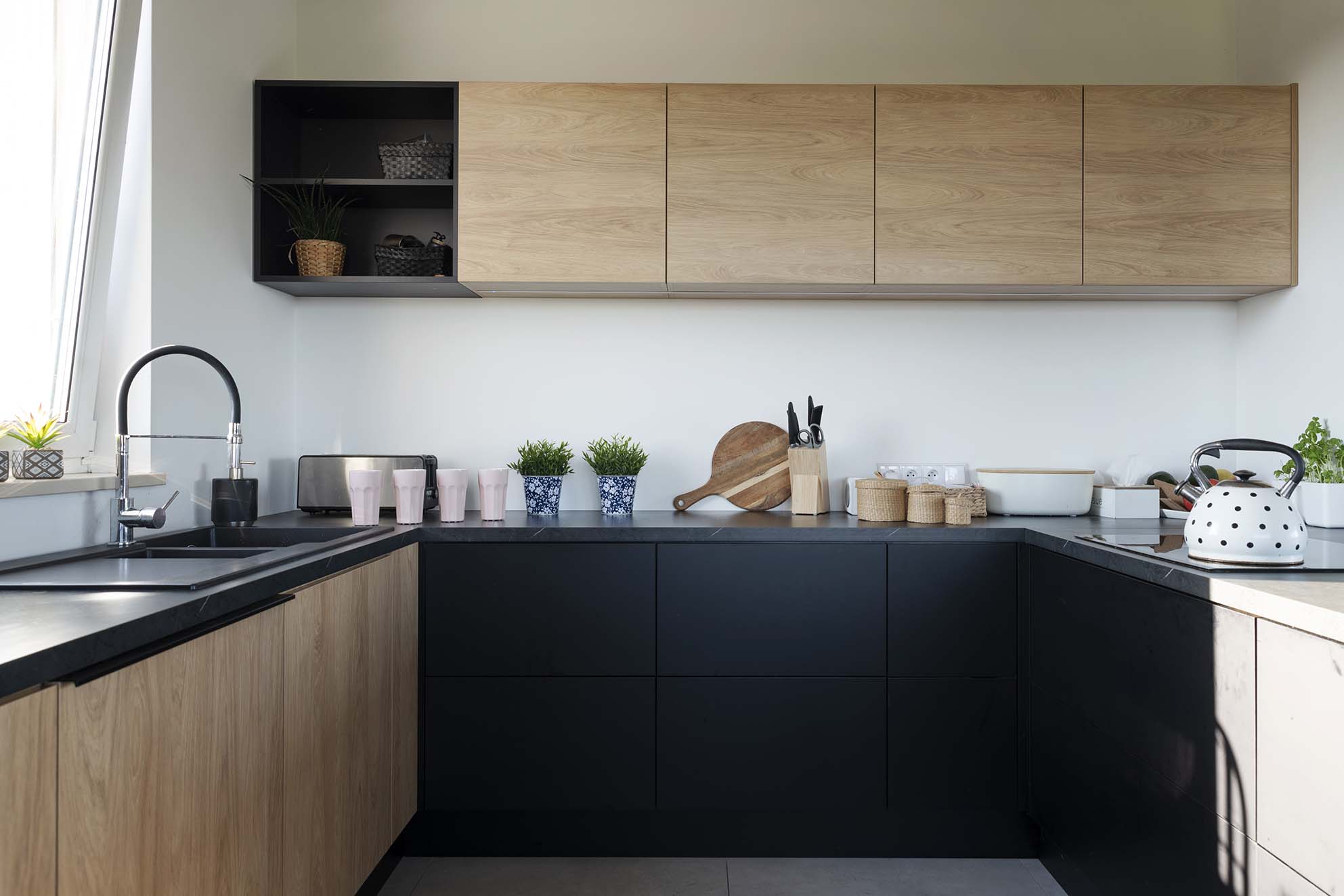 Schwarze Küche mit Holzelementen